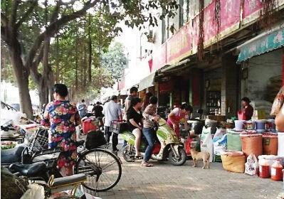 記者走訪幾家調味品店後發現,“大殼香粉”等產品已難尋蹤跡。東南快報