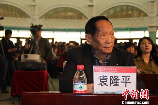 袁隆平:提高農民種糧積極性需要更多惠農政策