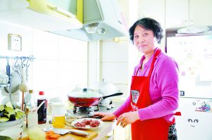 傳統餐館正受到來自家庭廚房的挑戰。隨著“回家吃飯”等一批以家庭美食分享為訴求的手機App湧現，上班族想吃上可口的家常菜的需求，與賦閑在家的大爺大媽想通過烹飪拿手菜賺點小錢的願望實現了對接。在共享經濟時代，如果說滴滴解決了汽車共享，Airbnb（空中食宿）解決了房屋共享，那麼關於美食的共享才剛剛起步。世界杯赛程预测
、用戶體驗以及政府態度無疑是這類平台能否走得更遠的關鍵。